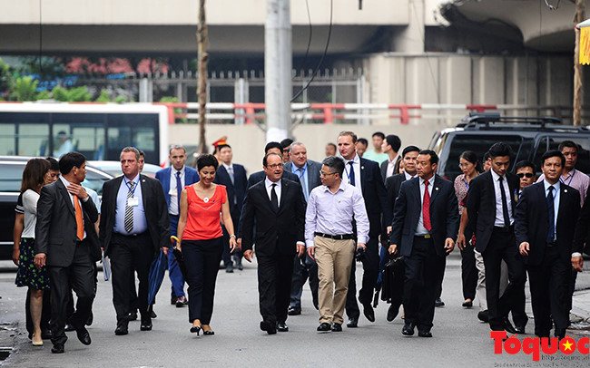  Chuyến đi bộ của ông Hollande trên phố cổ Hà Nội chiều nay diễn ra trên con phố Mã Mây và Hàng Bạc, với người đồng hành là GS Ngô Bảo Châu.